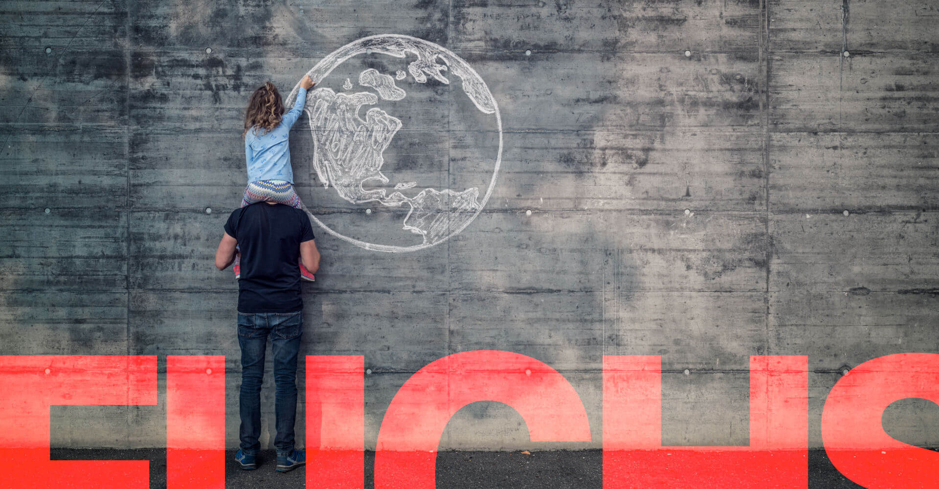 Junge Frau schaut nach oben